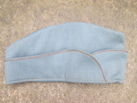 Dutch officers overseas cap with gold piping. Nederlands kwartiersmuts officier met gouden bies, motvrij. paar vlekjes, mooie satijnen binnenvoering, hoort bij het buitenmodel uniform. leuk stuk.