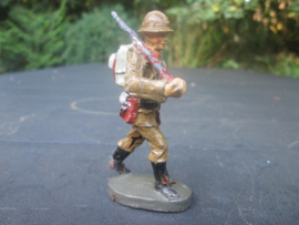 ELASTOLIN Belgium soldier marching with rifle. Belgische soldaat met geweer.