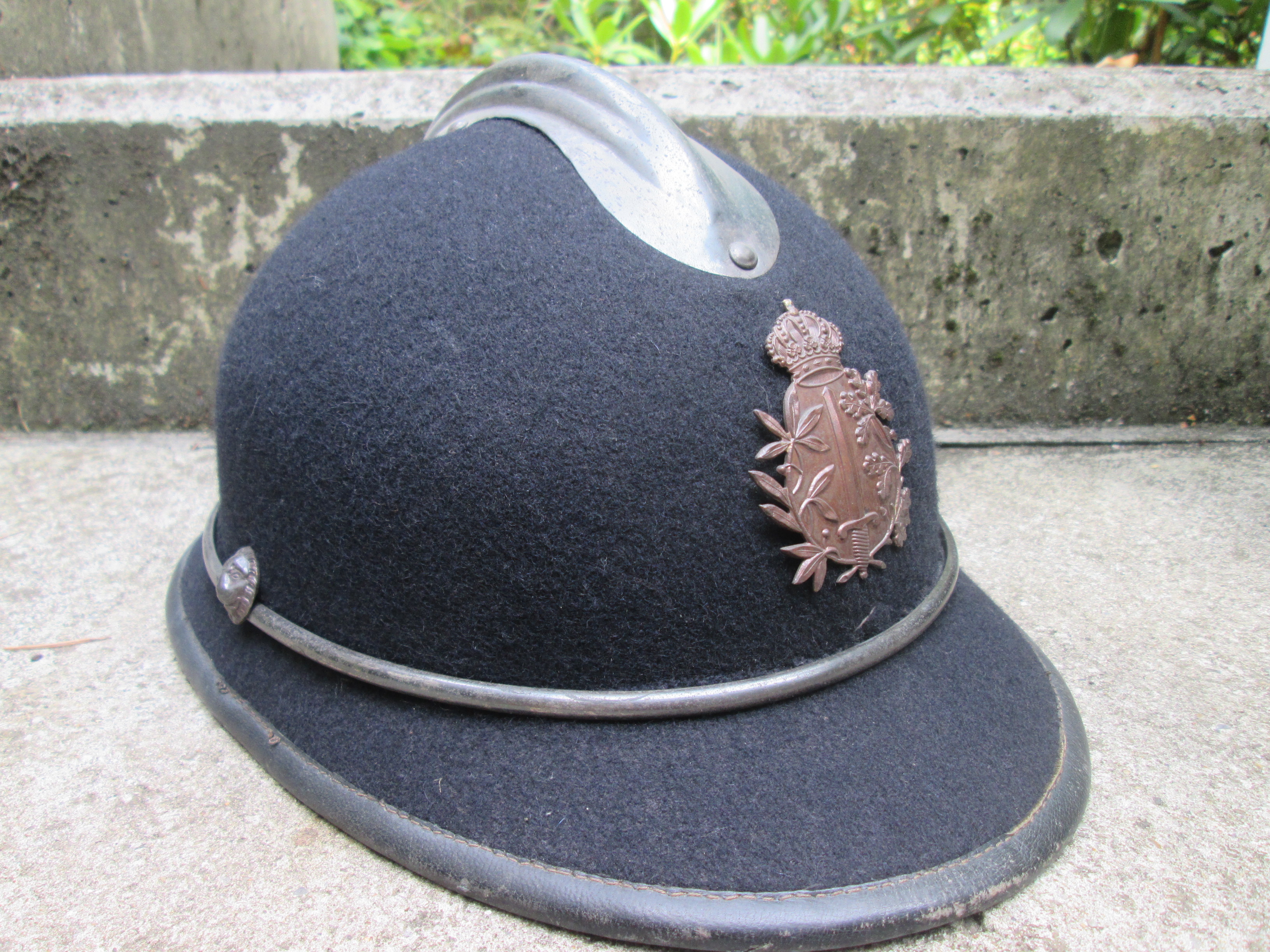 Belgium helmet from the city police. Belgische politie helm casque adrianne model met gemeente politie embleem zeer nette staat jaren 60, decoratieve helm.