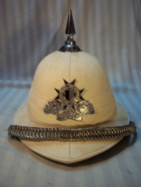 Pith helmet of the Malta Police, with silver chain badge and spike. hard to find. Tropen helm Malra Politie met zilveren ketting embleem en spits, en brief dat je hem mag hebben, zeer zeldzaam item, MG = Maltese Government.