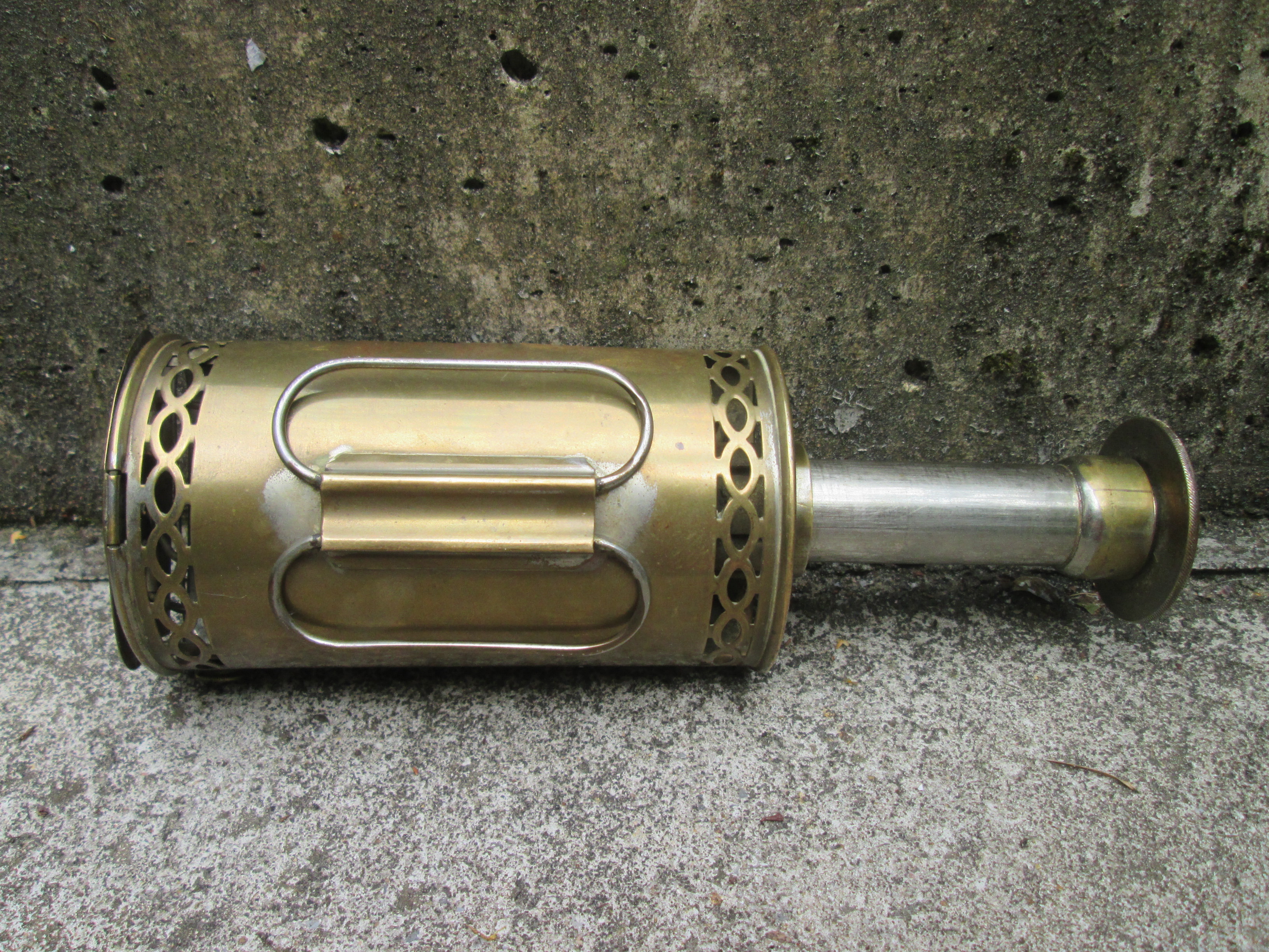 German trench lamp used by medical personal. Duitse loopgraven hand lamp met kaars, gebruikt door medisch personeel in het veldlazaret