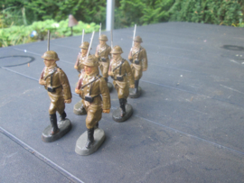ELASTOLIN 6 marching Belgium soldiers, 6 marcherende Belgische soldaten. goede staat