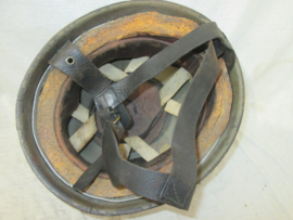 British paratrooper helmet, BMB- 1942 with leather liner. Engelse parahelm Mk I met leren kinriem en stootrand, originele kleur en mooi gemarkeerd met datum. zo uit de omgeving van Arnhem. Zeer ZELDZAME helm.
