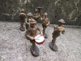 ELASTOLIN  6 British soldiers playing music. 6 Engelse soldaten drumband ongemarkt,