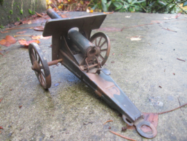 Camo tin gun blikken kanon gecamoufleerd.