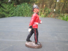 ELASTOLIN 10 cm. British soldier. Engelse soldaat in ceremonieel rood uniform met pinhelm
