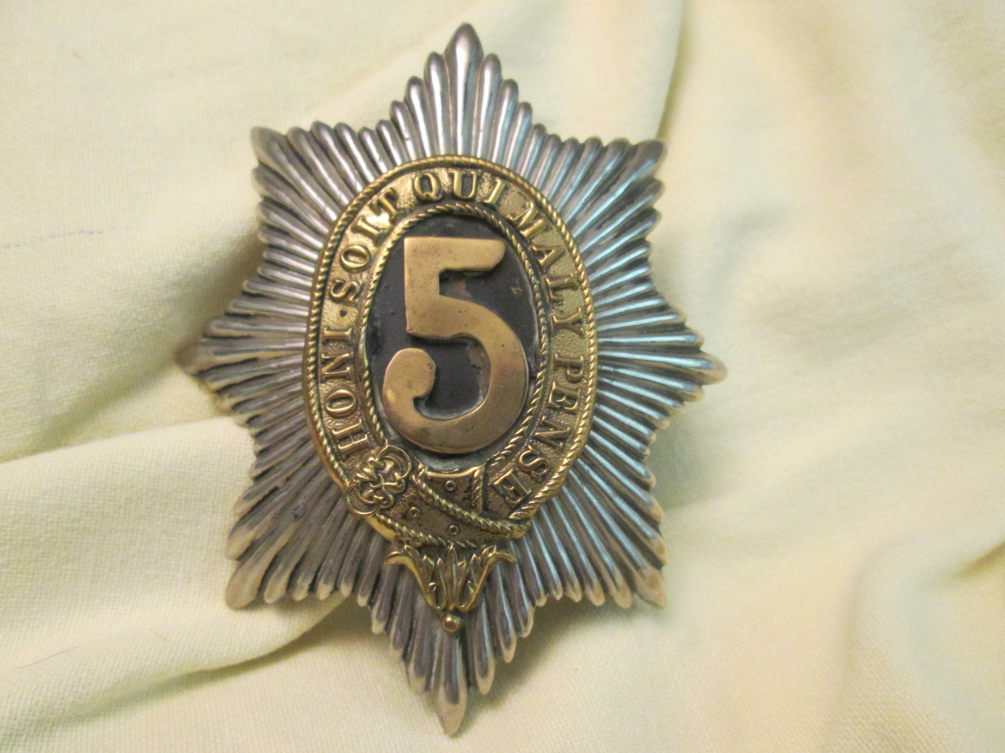 British helmet badge for the life guard helmet 5th Dragoons. Engels helm embleem voor de paradehelm.