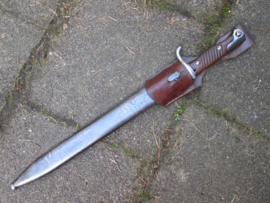 German M 1898/ 05 sawback bayonet maker Simson & Co. Suhl. spine dated 1915 under crown W. with scabbard and frog Hans Römer Neu- Ulm 1914 BAM 9 30. Duitse zaagrug Butcher bajonet in een zeer nette staat.