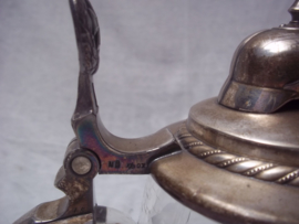 Duitse kristallen bierpul, met bewerking. voorzien van een deksel met daarop een pickelhaube in groot formaat 3 bij 5 cm. mooie zilvergloed. desel is gemerkt, bierpul is in een complete en originele staat TOP stuk.