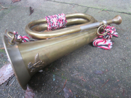 German HJ Hitler/ Youth bugle little damage on front badge. Duitse bazuin signaalhoorn Hitler/ Jugend met adelaar gedeeltelijk gedenazificeerd, maar nog duidelijk zichtbaar Hess Instrumenten.