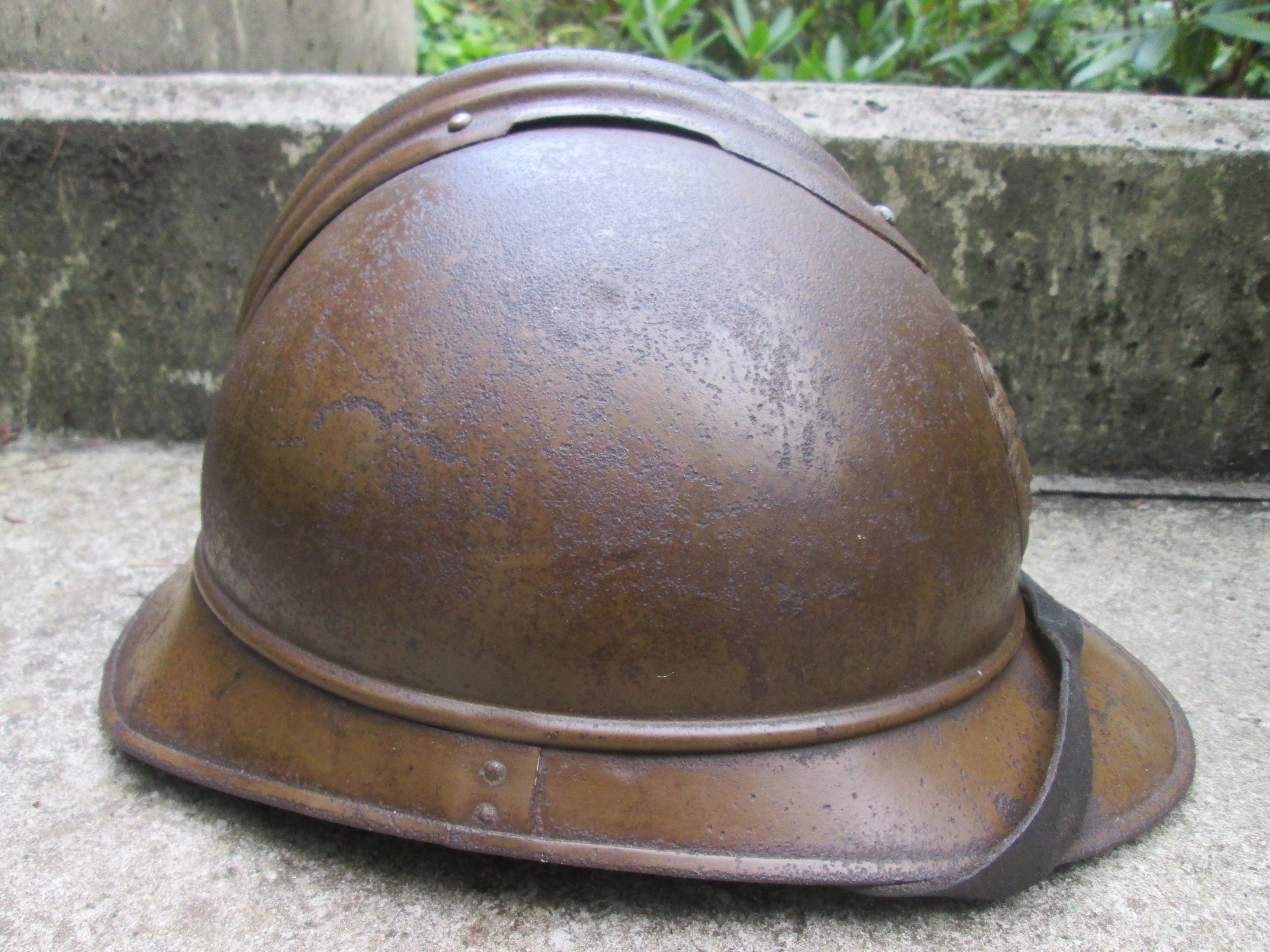 Belgium helmet 1915 pattern with innerliner nice WW1 steel helmet. Belgische helm model 1915 mosterdbruin van kleur, WO1 gedragen.