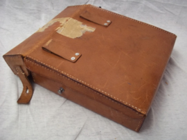 German luftschutz Red cross pouch, with metal inside and nicely marked. Duitse leren tas medische Dienst  Reichs-Luftschutz met WA-stempel en etiket zeer mooi gemarkeerd.