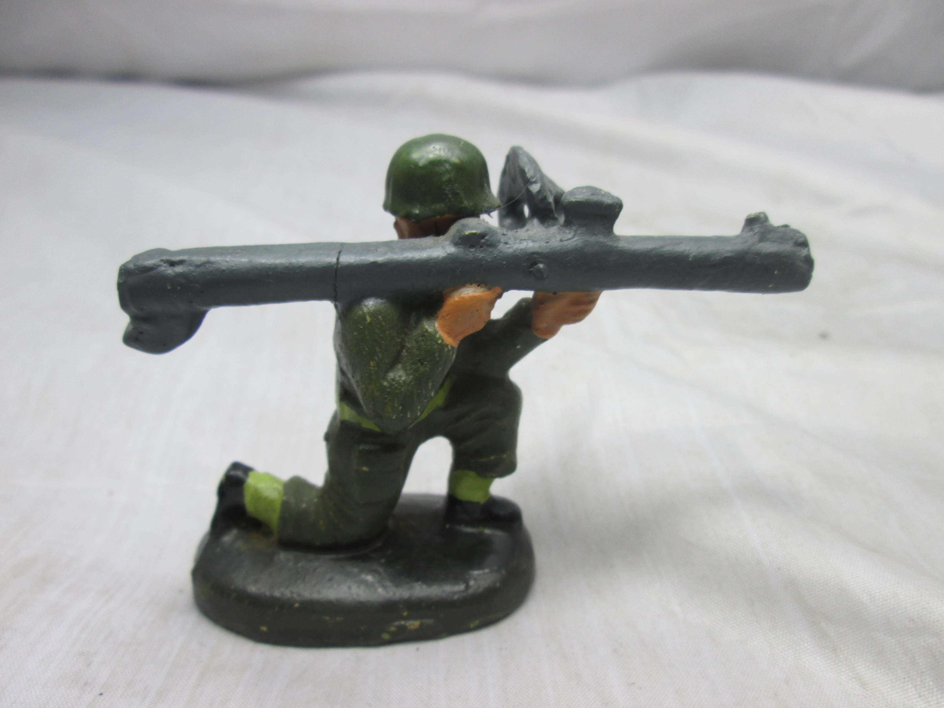 DURSO Belgium soldier sixties with bazooka. Belgische soldaat met US helm en Belgische vlag en bazooka, jaren 60.