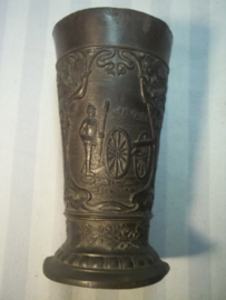 Tinnen beker, met militaire afbeeldingen van het Pruisische leger, leuk gemarkeerd met de maker. Pewter cup with military images.