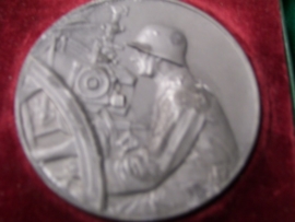 German medal in case. Duitse penning in doos Artillerie Regiment Richtprijs Wehrmacht.