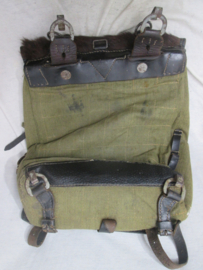 German backpack with fur. Duitse bontrugzak, voor aan het A frame of Y-riem.