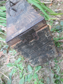 Nederlandse houten munitiekistje in originele kleur, van de Schwarzlozer mitrailleur M 08/15. aan de binnenkant nog de metalen beschermplaat voor de kogelpunten. Hieraan kun je zien dat het Nederlands leger is en niet Duits.