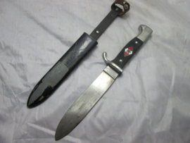 HJ dagger with motto Blut und Ehre, RzM marked HJ diamond  moves a little bit. HJ dolk met etsing. RzM markering moeilijk te lezen HJ embleem beweegt ietsjes, gedragen staat gebruikte conditie. GEEN garantie.