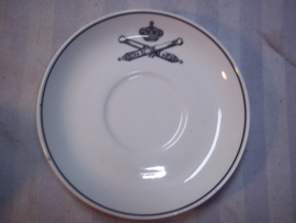 GERESERVEERD Cup and saucer Dutch artillery. Kop en schotel met embleem Veld artillerie, Peterus Ragout Maastricht voor 1940.