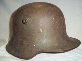 German helmet M-1916 with original liner and colour, maker G62, very nice untouched helmet. Duitse helm model 1916 met origineel binnenwerk en kleur, mooi complete helm.