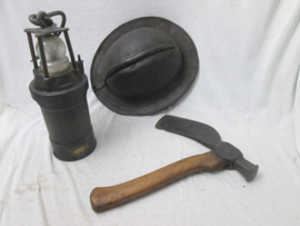 Set of miners equipment 1890- 1920. Kavel met mijnwerkers zaken, zoals de leren helm, pikhouweel mooi gemarkeerd en genummerd, en natuurlijk de mijnwerkerslamp met nummer en fabrikants naam TOP items 1890- 1920 Belgische mijnen.