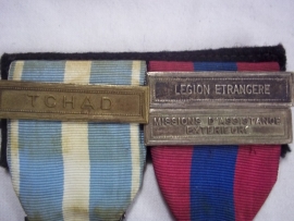 French medal bar, Legion etrangere, and a tab of Tchad..Franse medaille balk van een legionair.