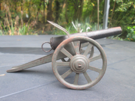 Tin play gun. Blikken speelgoed kanon merk DEMA, werkend.