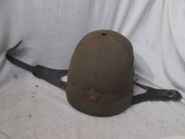 Japanese tank helmet summer type, nicely marked. Japanse tankhelm zomer uitvoering, gremaakt van bruin kleurig stof met voorop de japanse ster, markering aan de binnenkant bijzonder stuk.