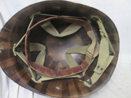 US- Army M1 helmet swivel bail front seam, Red Cross driver ambulance. Amerikaanse helm M1 met rode kruis embleem  en AMBULANCE opschrift. zeldzame helm met bijbehorende binnenhelm 100% origineel. TOP
