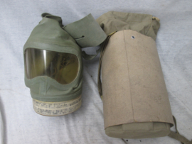 Japanese gasmask civil defence in his original bag, container. Japans gasmasker van de Japanse luchtbescherming. in houder. filter nog met compleet etiket.