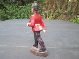 ELASTOLIN 10 cm. British soldier. Engelse soldaat in ceremonieel rood uniform met pinhelm