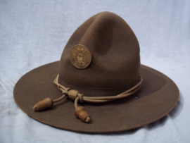 US Campaign hat with 5 stitches WW1 with badge, (made in Britain). Amerikaanse manschappen hoed met nationaal Amerikaans embleem. Typisch zijn de 5 stiknaden langs de rand van de hoed.