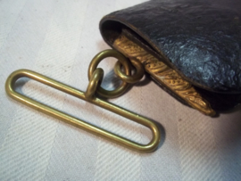 British ammunition pouch of the Royal artillery, with badge complete worn condition. Engels leren Giberne tasje van de Veldartillerie met embleem gedragen staat maar compleet. Emblemen zijn vuurverguld, geen draagriem.