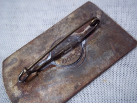German tinnie, rally badge, Duitse tinnie H.J. Hitler- Jugend 1. Franken Ostmark treffen - Nürnberg  22-23-7-1933. massieve speld, met maker.