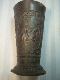 Tinnen beker, met militaire afbeeldingen van het Pruisische leger, leuk gemarkeerd met de maker. Pewter cup with military images.
