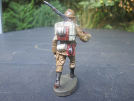 ELASTOLIN Belgium soldier marching with rifle. Belgische soldaat met geweer.