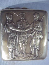 cigarete case with three soldiers. Sigaretten etui, met afgebeeld drie soldate ndie bij de geallieerden vochten. verzilverd.