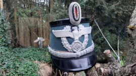 German police shako officer. Duitse politie schako officier. Schutzpolizei, met officiers binnenwerk, cocarde schubbenketting en helmembleem TOP staat. met etiket van eigenaar.groen doekovertrek.