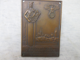 German plaque of the N.S.K.K. early period. Duitse plaquette van de N.S.K.K. Zielfahrt nach Taugermünde zur 1000 jahrfeier & Brückenweihe. 10 september 1933. Brons  8,5 bij 6 cm. mooie duidelijke slag.