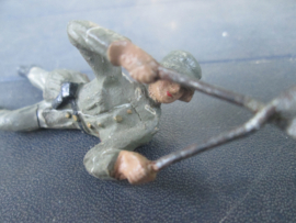 LINEOL German soldier with wire cutter. Duitse soldaat met draadschaar , leuk figuur goede staat.