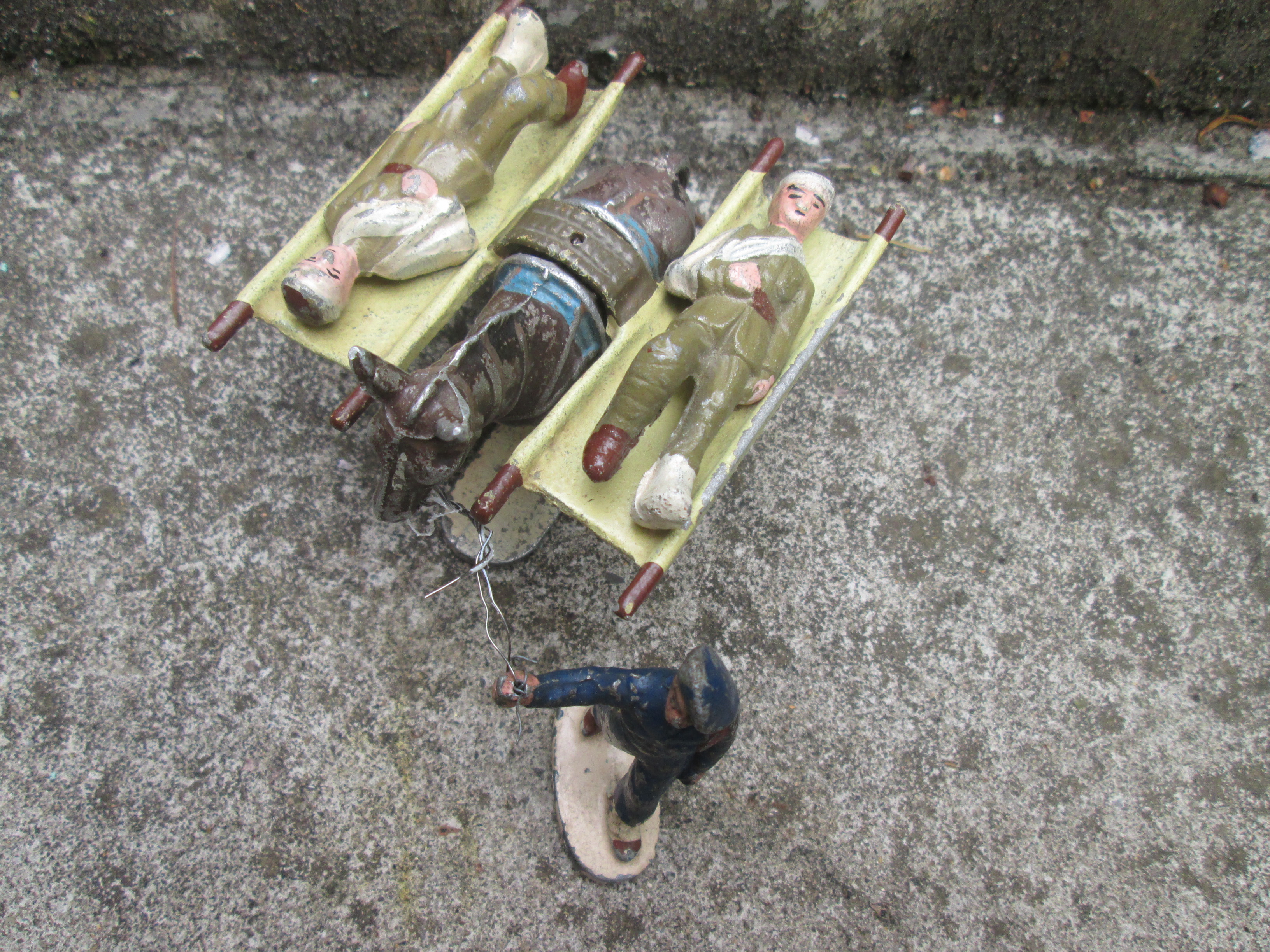 Leight weight metal French chauseur Alpine with donkey and 2 wounded soldiers very rare. Aluminium speelgoed Franse Alpine jager met ezel en 2 gewonden zeer zeldzaam.