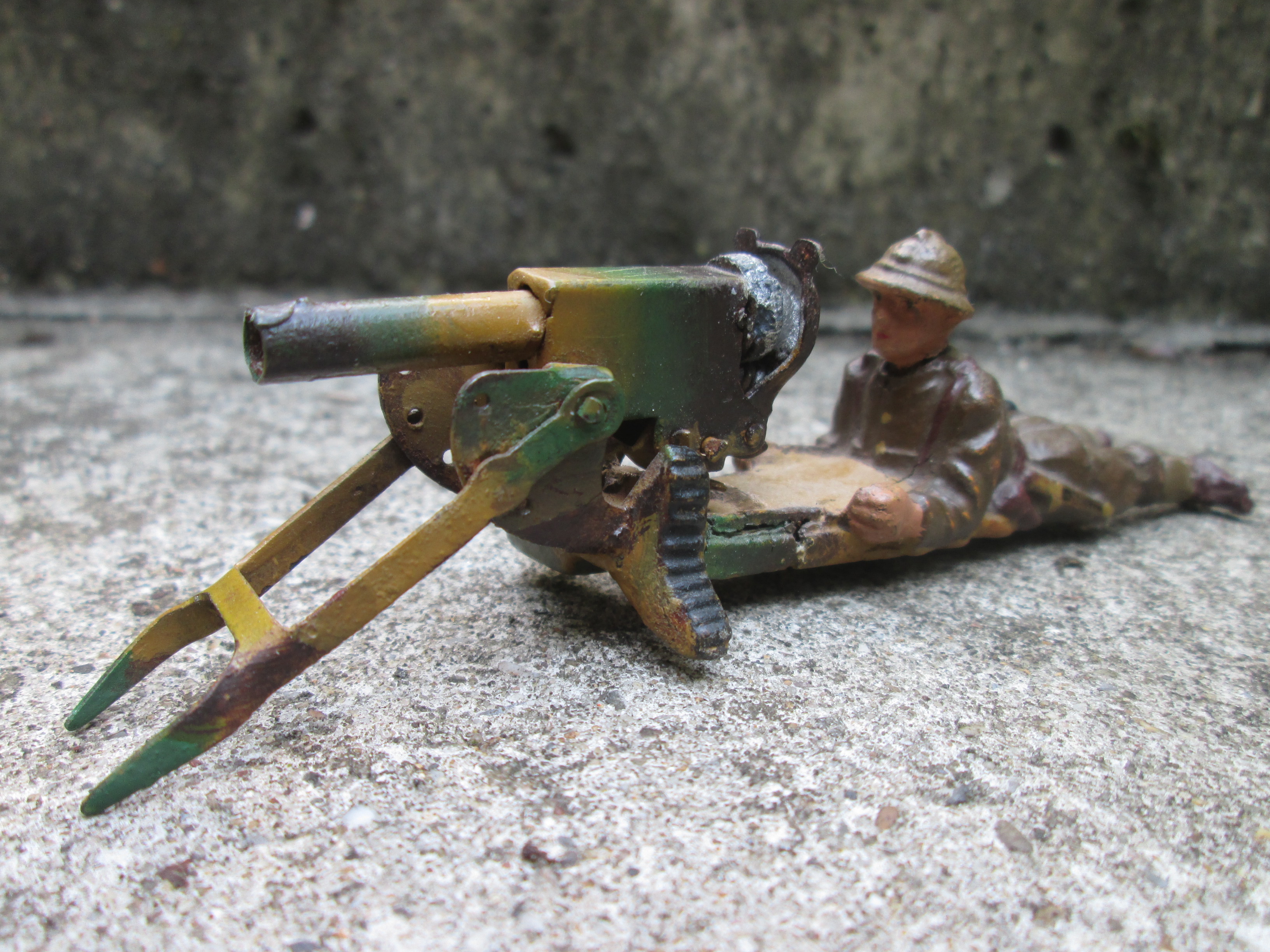 LINEOL Belgium soldier behind his machinegun, working order. Lineol Belgisch speelgoed soldaat met mitrailleur welke functioneert met klappertjes, zeldzaam stuk.