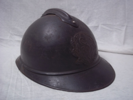 French helmet M-1915 of the Medical department. Franse helm casque adrianne model 1915 met embleem van de Militaire gezondheidszorg. in een zeer mooie staat met origineel binnenwerk, naam in helm gekrast, leer is gestempeld.