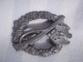 German Infantry Assault badge, with a little bit damage on the swastika. Duits Infanterie Sturm Abzeichen, met beschadiging aan het hakenkruis, mooie holle uitvoering.