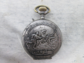 German watch WW1, Duits patriotisch zakhorloge met militaire afbeelding. 1914- 1916 met als opschrift Feldzug gegen Frankreich, Russland, England u.s.w. werkend horloge.