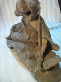 Statue of a Zouave soldier. Oud samak beeld van een Zouaaf met bazuin, mooi gedetailleerd. 32 bij 22 cm. afbeeldingen van zouaven zijn niet dik gezaaid. beeld vertoond ouderdoms plekken, zoals de bazuin. verder zeer mooi gemaakt.