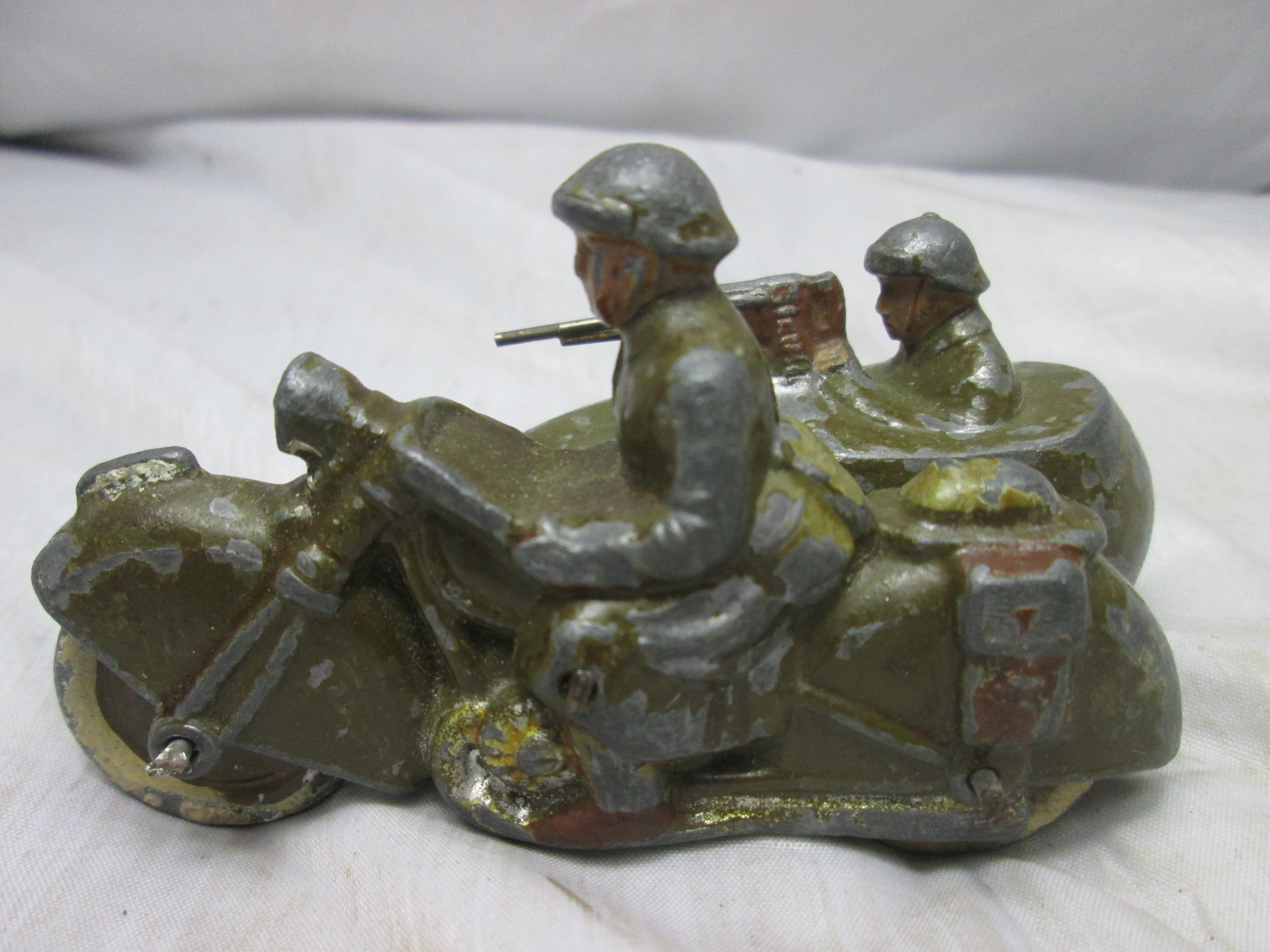 Aluminium motor with sidecar French army. Aluminium motor met zijspan met twee Franse militairen bijzonder stuk.