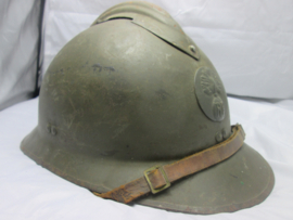 French helmet M-1926 with infantry badge. Franse helm met infanterie embleem. embleem is vernieuwd. casque Adrianne.