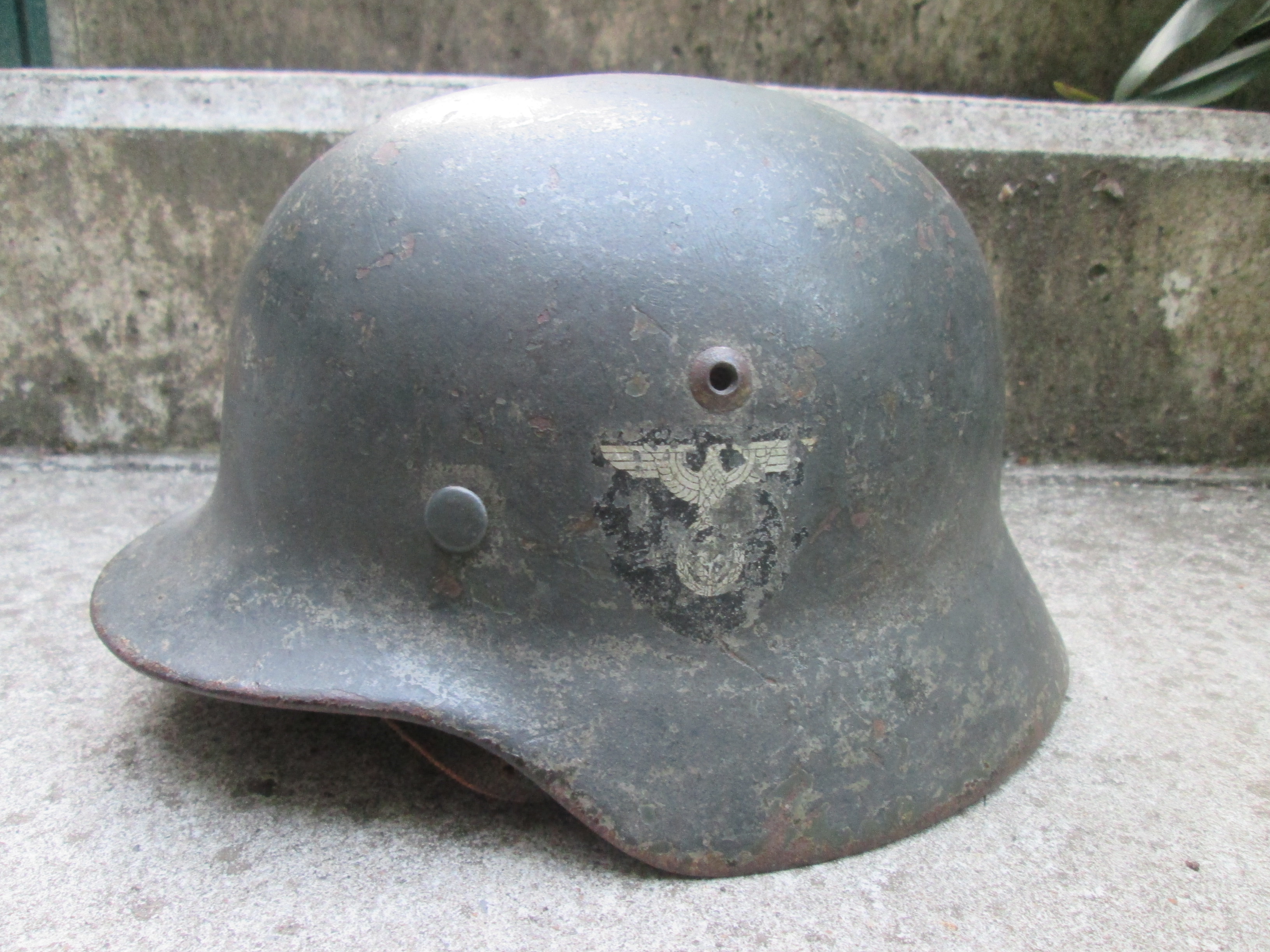 German helmet M35 with Labourparty decal. Duitse helm M35 met decal van de RAD /  Reichsarbeidsdienst. 100% origineel mooie eerlijke helm met kinband en binnenwerk