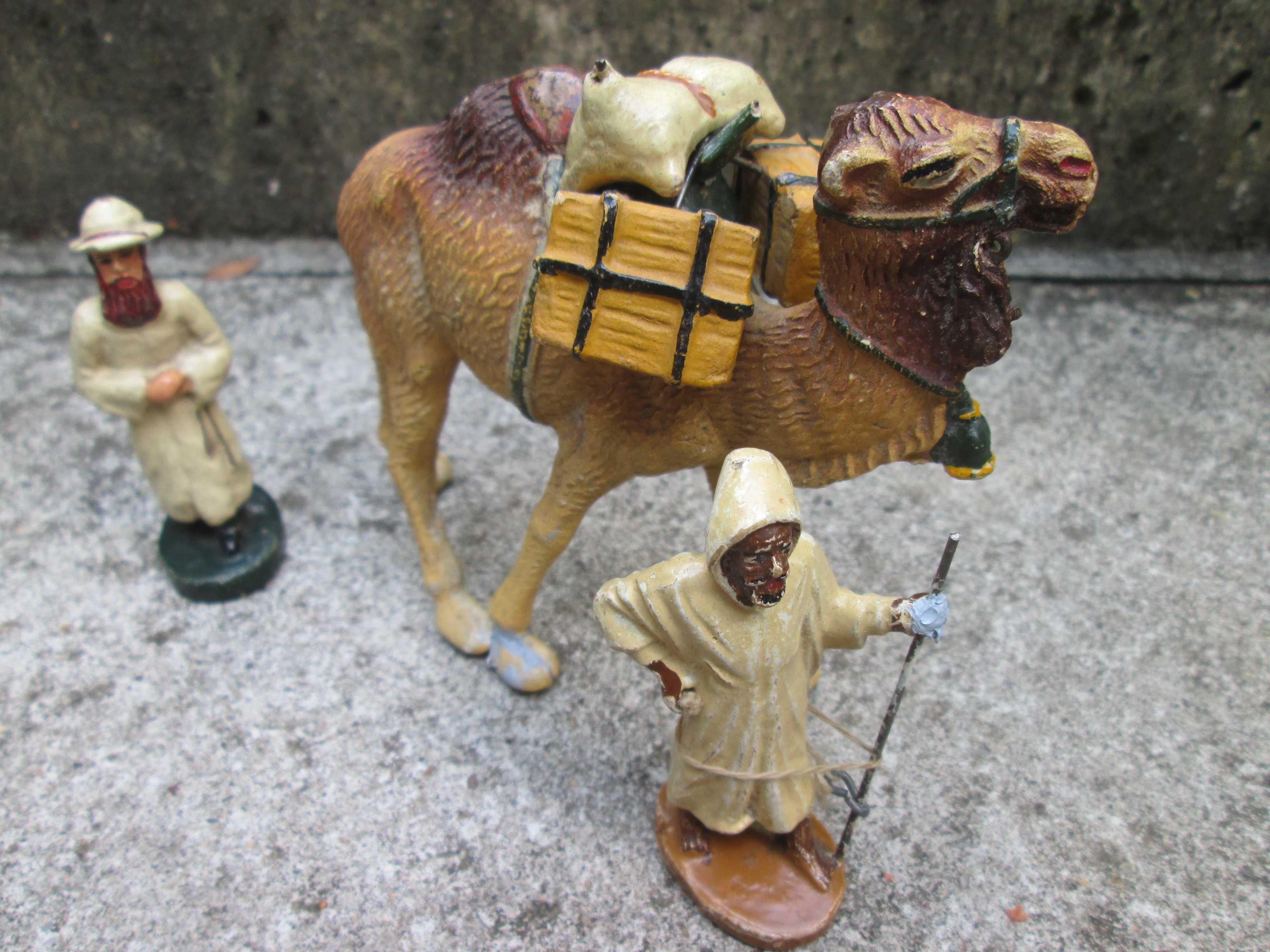 Nice and very rare set a camel, cameldriver ( INCAMIN) and a katholic missionary (no maker) leuke set kameel met kamelendrijver en een katholieke missionaris, zeldzaam